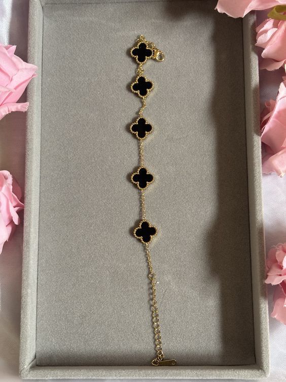 Luxury Clover Charm Bracelet – 18K Gold-Plated