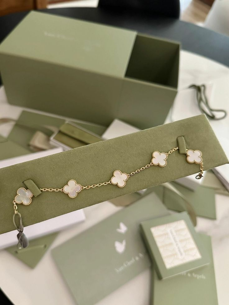 Luxury Clover Charm Bracelet – 18K Gold-Plated