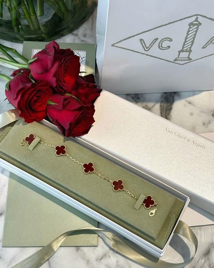 Luxury Clover Charm Bracelet – 18K Gold-Plated