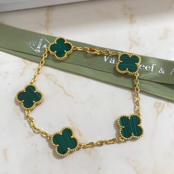 Luxury Clover Charm Bracelet – 18K Gold-Plated