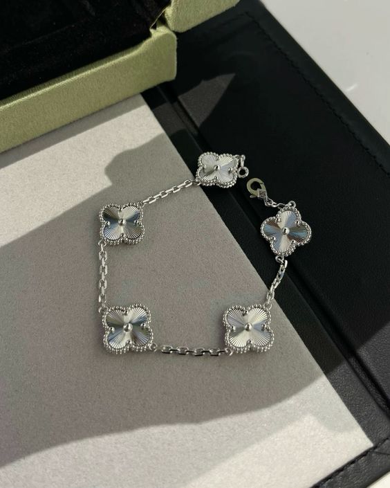 Luxury Clover Charm Bracelet – 18K Gold-Plated