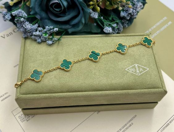 Luxury Clover Charm Bracelet – 18K Gold-Plated