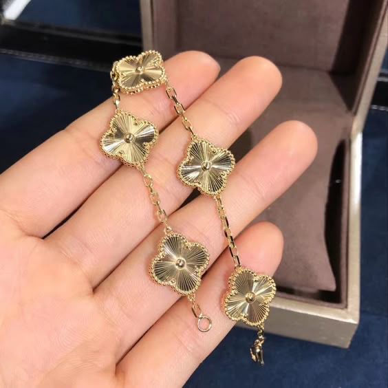 Luxury Clover Charm Bracelet – 18K Gold-Plated
